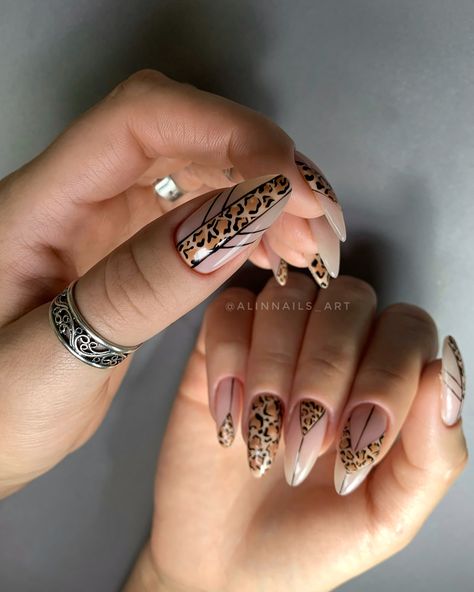 September Nails 2023, Nail Art Animal Print, Purple And Pink Nails, Acrylic Nail Art Ideas, Animal Print Nail Art, Print Nail Art, Bright Nail Designs, Line Nail Art, Animal Nail Art