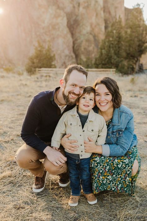 Toddler Picture Ideas, Toddler Family Photos, Family Session Poses, Outdoor Family Pictures, Outdoor Family Photoshoot, Toddler Poses, Toddler Pictures, Smith Rock State Park, Cute Family Photos