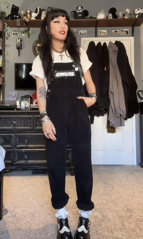 Alternative Overall Outfit, Alt Back To School Outfits, Alt Overalls Outfit, Grunge Overalls Outfits, Grunge Teacher Outfits, Goth Teacher Outfits, Punk Overalls, Inspire Outfits, Sick Fits