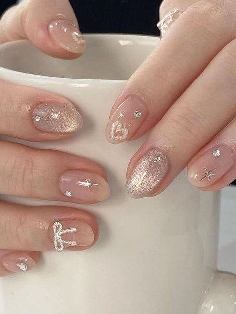 Korean bow nails: silver cat eye nails with a ribbon charm Saranghae Nails, Coquette Gel Nails, Korean Nails Charms, Korean Gel Nails Simple, Nail Art Korean Style Trends, Nail Korean Style Cute, Nail Cute Korean, Korean Nail Ideas, Nail Ideas Korean