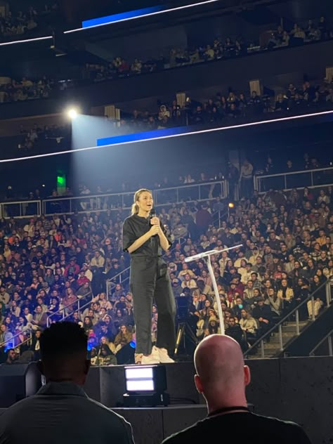 Sadie Robertson Speaking, Talking On Stage Aesthetic, Passion 2023 Conference, Woman Speaker Aesthetic, Lo Sister Conference, Speaking At A Conference, Woman On Stage Speaking, Show Host Aesthetic, Passion Conference Outfit