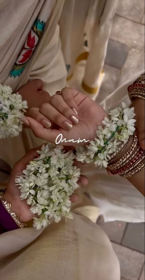 Onam Celebration With Friends, Onam Aesthetic Outfits, Onam Captions For Instagram Story, Onam Aesthetic Photos, Captions For Onam Pictures, Caption For Onam Pics, Happy Onam Aesthetic, Onam Shoot Ideas, Onam Photo Ideas