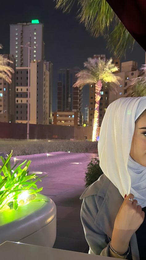 Kuwait Hijab Style, Kuwaiti Girl Aesthetic, Kuwaiti Hijab Outfit, Kuwaiti Girl Style, Kuwait Aesthetic, Kuwait Girls, Kuwaiti Girl, Khaleeji Aesthetic, Kylie Jenner Lipstick