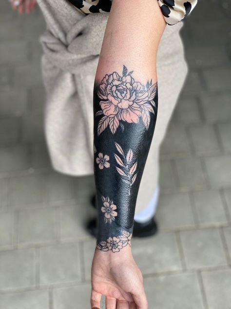 Tattoo For Black Women, Tattoo Sleeve Cover Up, Arm Cover Up Tattoos, Forearm Cover Up Tattoos, Cover Up Tattoos For Men, Tatuaje Cover Up, Black Sleeve Tattoo, Cover Up Tattoos For Women, Tattoo Sleeve Filler