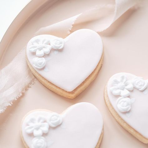 Iced Wedding Cookies, Wedding Cake Favors, Contemporary Wedding Cakes, Wedding Name Tags, Luxury Wedding Cake, Pink Wedding Cake, Floral Wedding Cakes, Fondant Cookies, Cookie Favors