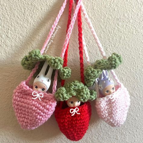 strawberry sonny angel / smiski bag charm🍓🌱 — the cutest way to hold ur sonny & smiski babies ( ᴗ͈ˬᴗ͈)ഒ *ੈ✩‧₊˚ keeps em cute n stylist 💁‍♀️👼 these will be at my upcoming 2 events ♡ @sweetheartsdl 09.28 ♡ ♡ @soulrealmarket 09.29 ♡ (it’s $25 n under .. come thru) hope to see y’all there 🙈🌸 pattern : kukkacrochet on YT !!! 💞 #crochet #crochetersofinstagram #crocheted #sonnyangel #crochetsonnyangel #sonnyangelpouch #explorepage #marketprep Smiski Crochet, Strawberry Sonny Angel, Sonny Angels, Sonny Angel, Cute Bags, Crochet Ideas, Crochet Bag, Flower Patterns, The Cutest