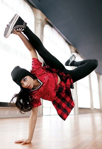 Hip Hop Dance Poses, Female Action Poses, Dancing Poses, Dynamic Dance, Dance Pose, Hip Hop Dancer, Dance Photography Poses, Action Pose Reference, People Poses