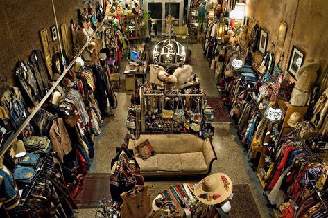 Vintage Dressing Rooms, Vintage Store Ideas, Retail Clothing Racks, Store Inspiration, Fashion Design Classes, Vintage Thrift Stores, Store Warehouse, Clothing Store Displays, Clothing Store Interior