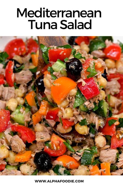 This high-protein Mediterranean tuna salad recipe contains a healthy combination of protein, carbs, and fat – with delicious vegetables – for a quick lunch or dinner. Protein Recipes Dinner, Easy Tuna Salad, Tuna Salad Recipe Healthy, Mediterranean Tuna, Mediterranean Tuna Salad, High Protein Recipes Dinner, Potato Salad Healthy, Brown Sugar Oatmeal, Butternut Squash Salad