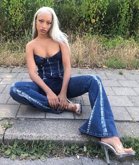 Bell Bottom Jeans Outfit Winter, Shay Izi, Bell Bottom Outfit Ideas, Girl Hiphop, Bell Bottom Jeans Outfit, Bell Bottoms Outfit, Jeans Outfit Winter, Look Jean, Model Poses Photography