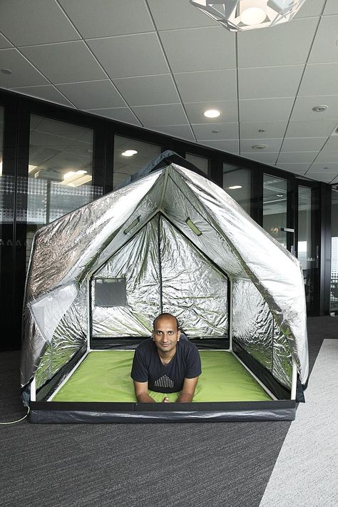 billionBricks co-founder Prasoon Kumar with the weatherHyde tent. In winter, the triple-layer cover provides insulation while reflective material on the inside traps body heat. In summer, the tent cover can be reversed to reflect solar heat so that p Winter Camping Food, Tent Insulation, Winter Camping Hacks, Solar Tent, Living In A Tent, Tent Hacks, Rapper Lil Wayne, Cardboard Construction, Homeless Shelters