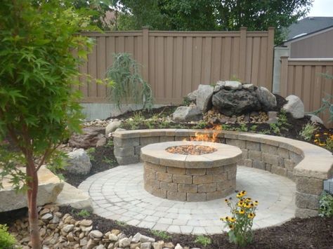 40 Circular Fire Pit Seating Area Ideas - Round Patio Designs Patio Kits, Circular Patio, Fire Pit Seating Area, Fire Pit Materials, Brick Fire Pit, Rustic Fire Pits, Outdoor Fire Pit Designs, Fire Pit Landscaping, Cool Fire Pits