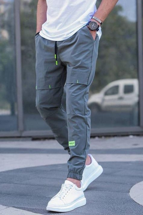 Joggers Men Outfit, Style Tips For Men, Men's Casual Wear, Stylish Men Wear, Mens Smart Casual Outfits, Pants Outfit Men, Classy Outfits Men, Mens Casual Outfits Summer, Mens Jogger Pants