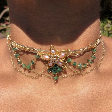 la femme dans l’art on Twitter: "chokers by nudiamonds https://t.co/CNC5AL3Ghi" / Twitter Romani Jewelry, Giveaway Coming Soon, Green Adventure, Handmade Choker Necklace, Green Statement Necklace, Funky Rings, Wire Wrapped Stone Jewelry, Creative Fashion Photography, Wire Wrapped Jewelry Diy