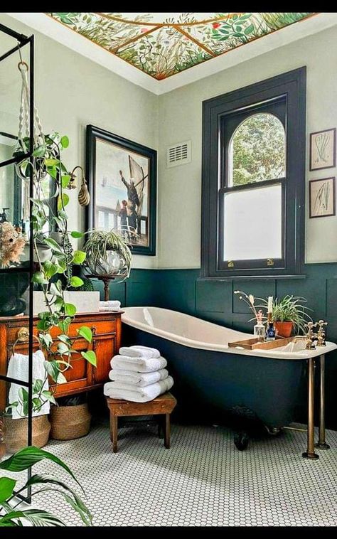 Green Bathrooms Inspiration, Dark Green Bathrooms, Eclectic Bathroom, Boho Bathroom, Bathroom Inspiration Decor, Green Bathroom, Small Bathroom Decor, House Bathroom, Decor Tips