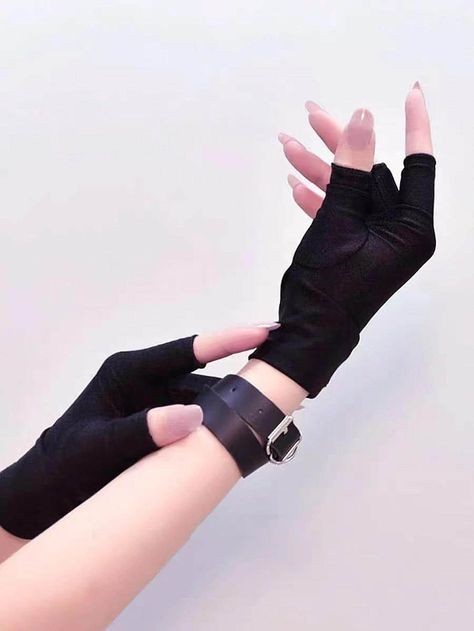 Black Hand Gloves Aesthetic, Black Gloves Aesthetic, Plant Guy, Gloves Aesthetic, Black Fingerless Gloves, Tomboy Aesthetic, Accessory Inspo, Attitude Clothing, Hand Gloves