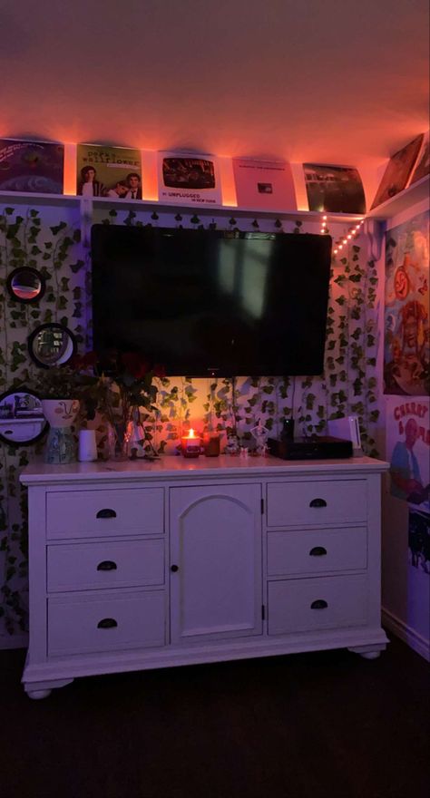 Gothic Gamer Room, Royale High Campus 3 Dorms, Hippie Room Ideas, Room Ideas Cool, Dope Rooms, Alt Room Decor, Chill Room Ideas, Alt Room, Room Decor Items