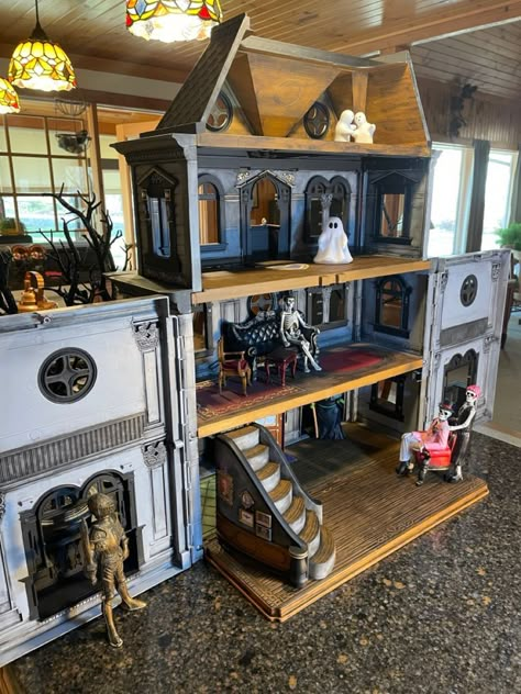 Doll House Makeover Halloween, Doll House Haunted House, Dollhouse Haunted House, Haunted Dollhouse Diy Ideas, Horror Diorama, Boy Dollhouse, Haunted Doll House, Diy Halloween Doll, Spooky Dollhouse