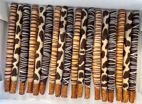 Safari Party Treats, Animal Themed Treats, Jungle Treats Safari Theme, Safari Party Dessert Table, Safari Bridal Shower Theme, Safari Themed Snacks, Jungle Theme Treats, Jungle Safari Dessert Table, Safari Themed Treats