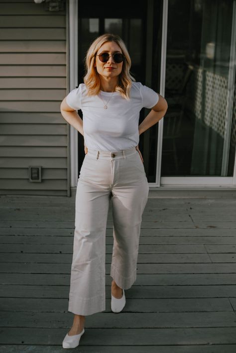 Ecru Wide Leg Pants Outfit, Wide Leg Chinos Outfit Women, Work Outfit Summer, Minimalist Moda, Wide Leg Pants Outfit, I'm In Love, Outfits Casuales, Look Fashion, Minimalist Fashion