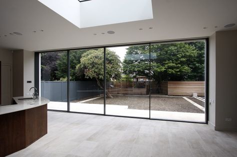 minimal windows sliding doors Extension Doors, Best Sliding Glass Doors, Large Sliding Glass Doors, Bungalow Extension, Barn Windows, Frameless Sliding Doors, Orangery Extension, Sliding Door Window Treatments, Minimal Windows