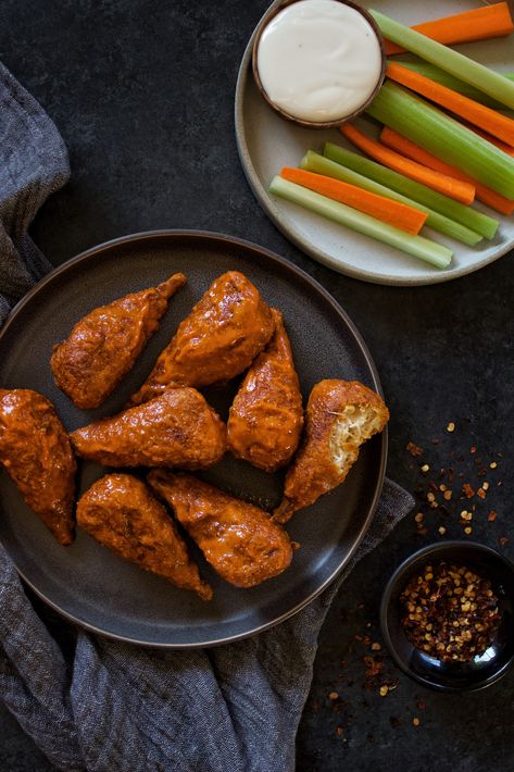 Crispy Vegan Wings in Hot & Buttery Buffalo Sauce – No Eggs or Ham Seitan Chicken Wings, Vegan Hot Wings, Vegan Wings Recipe, Drummies Recipes, Seitan Wings, Vegan Buffalo Wings, Vegan Wings, Track Diet, Vegan Plate