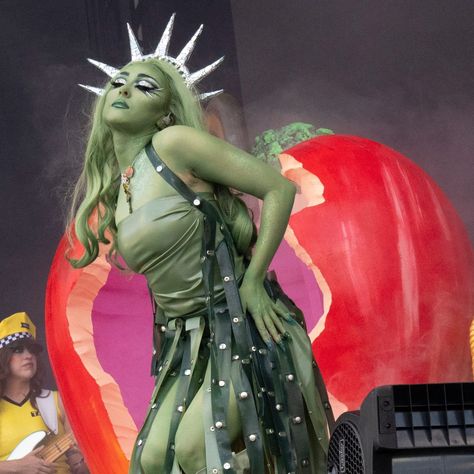 Your favorite artist's favorite artist #ChappellRoan has outdone herself again 😌 The singer performed at Gov Ball in NYC over the weekend dressed up in full Statue of Liberty drag and I'll be thinking about it for the rest of the week 🗽 (📸: Getty Images) Governors Ball, Blue Tights, Gov Ball, Red Gloves, Weekend Dresses, Pony Club, Dramatic Makeup, Chappell Roan, Halloween This Year