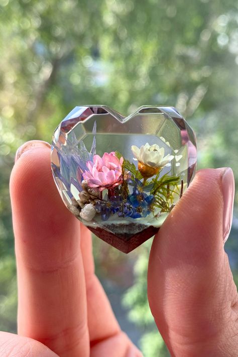 Wood resin massive flower heart necklace. Terrarium necklace Bow Choker, Wood Resin Jewelry, Terrarium Necklace, Wood Resin, Flower Heart, Flower Necklace, Resin Jewelry, Resin Crafts, Handmade Necklaces