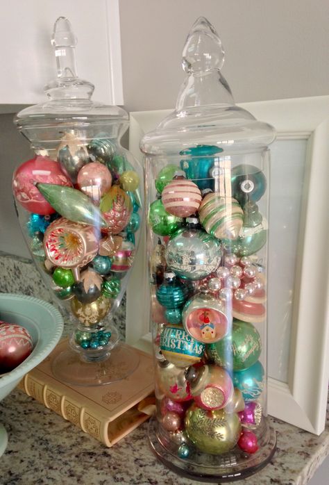 5’ Christmas Tree, Retro Christmas Decorating Ideas, Candy Colored Christmas, Kitch Christmas Decor, Vintage Pastel Christmas Decor, Vintage Ornament Display, Pastel Christmas Decor Ideas, Kitschy Christmas Decor, Pastel Christmas Decorations Diy