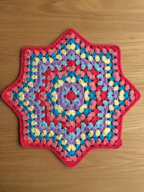 Granny Star Pattern - The Crochet SwirlThe Crochet Swirl Granny Star, Crochet Swirl, Crochet Star Blanket, Crochet Square Blanket, Granny Square Crochet Patterns Free, Crochet Star, Crochet Hexagon, Crochet Stars, Crochet Blog