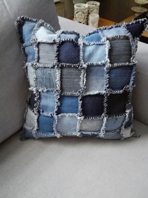 jeanspillow homemade Ideas Con Jeans Reciclados, Återvinna Jeans, Denim Pillow, Pillow Covers Pattern, Sewing Jeans, Denim Crafts Diy, Blue Jeans Crafts, Denim Inspiration, Denim Projects