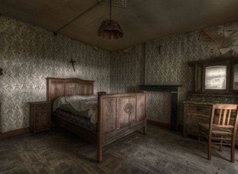 Stunning Pics Of An Abandoned Farmhouse Where The Bed Is Still Made (PHOTOS) | HuffPost Life Abandoned Office, Creepy Houses, Old Abandoned Houses, Old Mansions, Victorian Mansions, This Old House, Abandoned Mansions, Old Farm Houses, Cottage Interiors