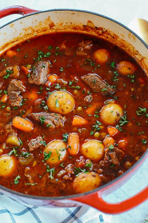 This classic hearty beef and tomato stew is true comfort food at its finest and can easily be made in your instant pot, slow cooker or right on the stove! Tomato Based Beef Stew, Tomato Beef Stew, Tomato Juice Recipes, Easy Beef Stew Recipe, Tomato Stew, Crockpot Recipes Beef Stew, Easy Beef Stew, Ground Beef Pasta, Stew Meat Recipes