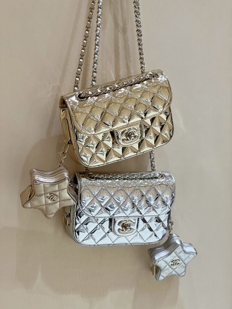 Luxury Bags With Gold Chain, Katiana Kay, Chanel Bag Aesthetic, Luxury Gold Bag With Bling, Chanel Star Bag, Gold Chanel Bag, Chanel Bag Silver Chain, Chanel Bag Outfit, Chanel 22k Bag