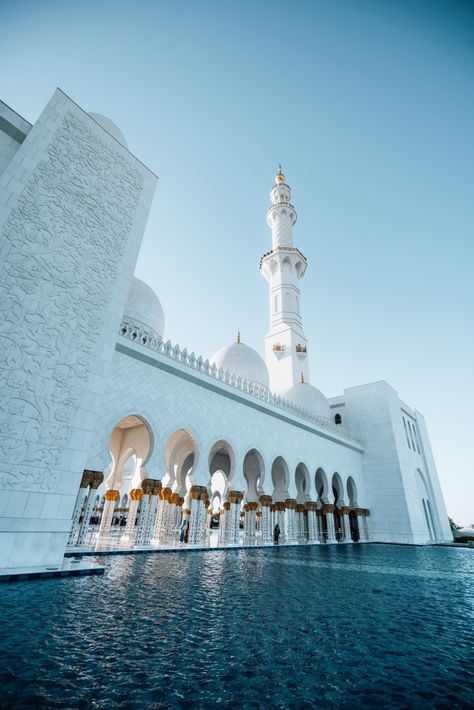 Exterior view of huge white mosque with ... | Premium Photo #Freepik #photo #background #travel #eid #mosque Mosque Images, Mosque Background, White Mosque, Red Art Painting, Call Logo, Islamic Mosque, Mosque Design, Mecca Wallpaper, Best Background Images