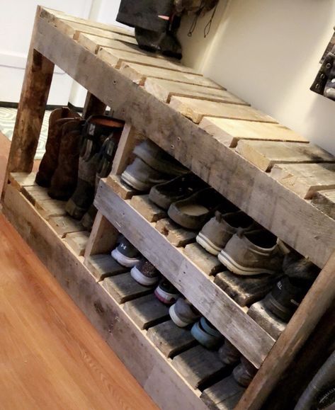 Rustic Wood Shoe Rack, Barnwood Shoe Rack, Wood Boot Rack, Diy Wooden Shoe Rack Ideas, Basement Shoe Storage Ideas, Rustic Shoe Rack Ideas, Western Shoe Rack, Diy Shoe Rack Ideas Small Spaces, Porch Shoe Storage Ideas