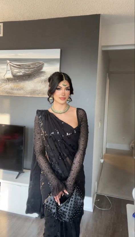 Cool Saree Look, Full Selves Blouse For Saree, Saree Styles For Farewell Full Sleeves, Saree For Prom, Black Sari For Farewell, Aagri Koli Look Photo, Farewell Party Outfit Ideas, Farewell Saree Aesthetic, Indian Graduation Outfits