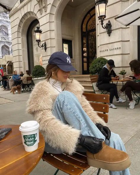 Stylish NYC Fall Outfit Ideas for a Trendy and Cozy Autumn Look City Outfit Winter, Winter Nyc Outfits, Winter City Outfits, Nyc Christmas Outfit, Nyc Outfits Winter, Classy Christmas Outfit, Christmas Party Outfit Ideas, Nyc Fall Outfits, Wine Tasting Outfit