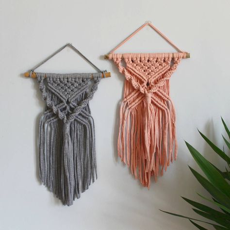 Small Macrame Projects, Mini Macrame Wall Hanging, Simpul Makrame, Small Macrame Wall Hanging, Macrame Wall Hangings, Makramee Diy, Wall Hanging Handmade, Small Macrame, Macrame Wall Hanging Diy