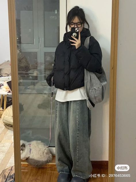 Cream Beanie Outfit, Acubi Fall Outfits, Korean Rainy Day Outfit, Nevertheless Outfit, Japanese Outfits Aesthetic, Korean Grunge Outfits, Acubi Winter, Black Puffer Jacket Outfit, Winter Outfits Fashion