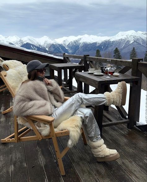 Ski Aesthetic Outfits, Colorado Aesthetic, Ski Fits, Mountain Skiing, Apres Ski Outfits, Skiing Aesthetic, Ski Party, Ski Aesthetic, Mountain Aesthetic