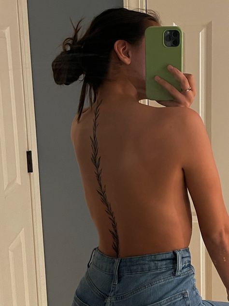 Spine Leaf Tattoo, Vines On Spine Tattoo, Back Tattoo Women Vines, Spine Tattoos Vine, Vine Back Tattoo Women, Feminine Vine Tattoo, Linework Spine Tattoo, Linework Vines, Ivy Spine Tattoo