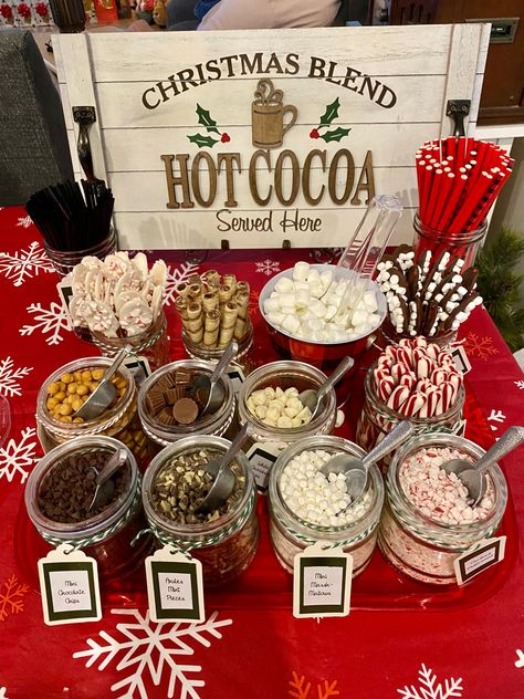 Christmas Eve Decorations Party, Christmas Party Candy Table, Cool Christmas Party Ideas, Hot Chocolate Board Christmas, Cookies And Hot Cocoa Party, Hot Chocolate Boards, Christmas Decor Ideas Food, Holiday Christmas Party Ideas, Pajama Party Christmas Theme