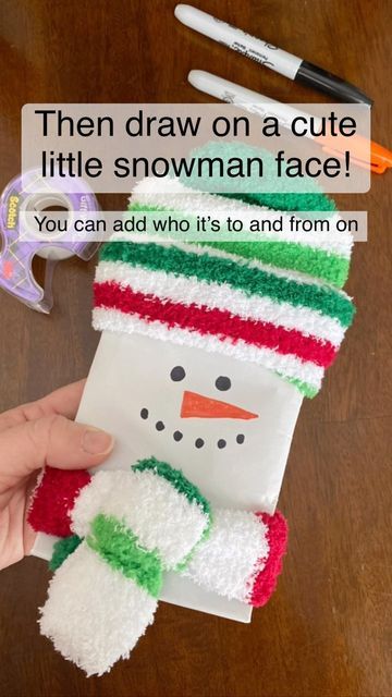 Diy Snowman Gifts, Chrismas Crafts, Gift Card Presentation, Gift For A Teacher, Gift Wrapping Techniques, Teachers Diy, Christmas Food Gifts, Wrapping Gift Cards, Sock Crafts