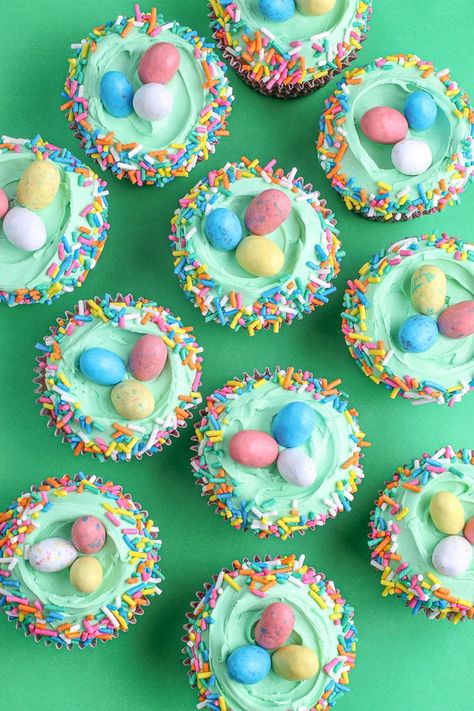 Here are some fun, and EASY cupcake decorating ideas. From carrot cupcakes, Easter egg cupcakes, and the trusty ruffle top sprinkle cupcakes we'll have you ready to serve gorgeous Easter cupcakes in no time! Easter Cupcake Ideas, Cupcake Easter, Easter Cupcakes Easy, Easy Cupcakes Decoration, Easter Deserts, Egg Cupcakes, Easter Party Food, Easter Cupcake, Desserts Ideas