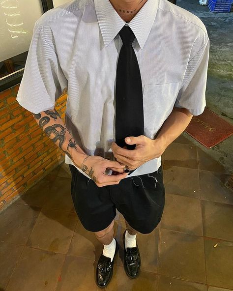 go on my tik tok:0verl00ked #outfit #streetwearoutfitsmen #baggyy2k #outfitinspo #streetwear #fashion #baggy Shirt And Tie Streetwear, Mens Button Up Shirts Outfits Casual, White Polo Outfit Men, Tie Streetwear, Outfits With A Tie, Shirt And Tie Outfits, Graduation Outfit Ideas Men, Baggy Shirt Outfit, Dress Shirt Outfit