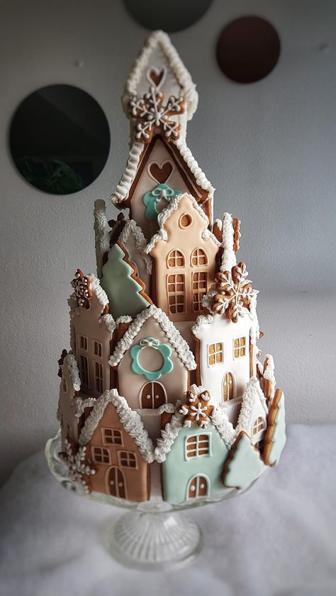 Winter Houses, Homemade Gingerbread House, Gingerbread House Recipe, Wonderland Cake, Christmas Crafts Diy Projects, Xmas Treats, Christmas Cake Designs, Gingerbread Christmas Decor, Gingerbread Village