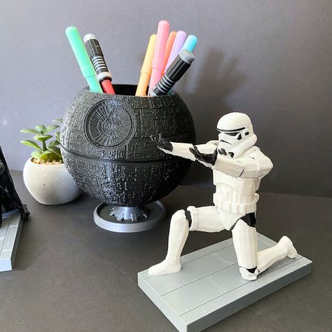 Stormtrooper Pen Holder Star Wars Desk Toy 3D Printed Collectible - Etsy Star Wars Desk, Stormtrooper Blaster, Star Wars Office, Star Wars Bedroom, Office Desk Storage, Christmas Gift For Dad, Desk Toys, Bookshelf Decor, Star Wars Gifts