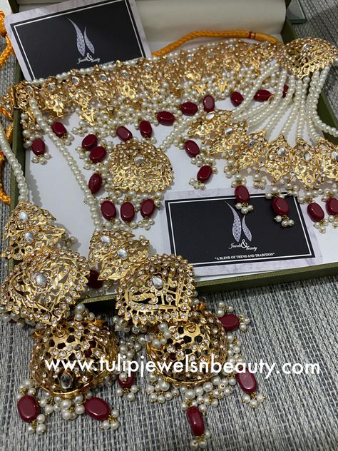 #jewelry #indianwedding #indianjewellery #jewels #tulipjewelsnbeauty #indianwedding #sabyasachijewelry #hyderabadjewellery #bespokejewellery #sabyasachijewelry #sabyasachibride #bespokedesign #pakistanijewellery Hyderabadi Jewelry Brides, Shadi Outfits, Bridal Indian Jewelry, Hyderabadi Jewellery, Indian Jewelry Gold, Jewellery Choker, Hyderabadi Jewelry, Antique Style Jewelry, Bridal Indian