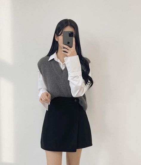 Korean Mini Skirt, Ootd Korean Style, Mini Skirt Style, Simple Casual Outfits, Cute Modest Outfits, Broken Zipper, Style Korea, Skirt Style, Ulzzang Fashion